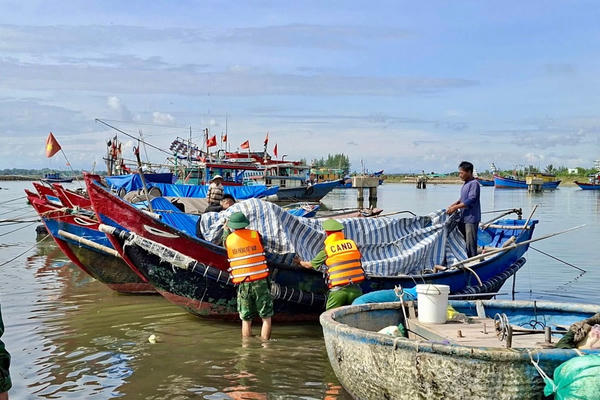 Công an Quảng Trị triển khai các biện pháp hỗ trợ nhân dân, ứng phó với mưa bão