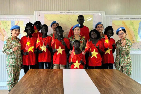 Những “bông hồng” mang mũ nồi xanh của Bệnh viên Quân y 120