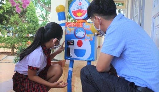 Sáng tạo độc đáo mèo máy Doraemon sát khuẩn của học sinh lớp 4