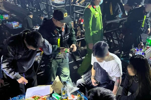 Đột kích quán bar ở Hà Nội, phát hiện 32 "dân chơi" dương tính với ma túy