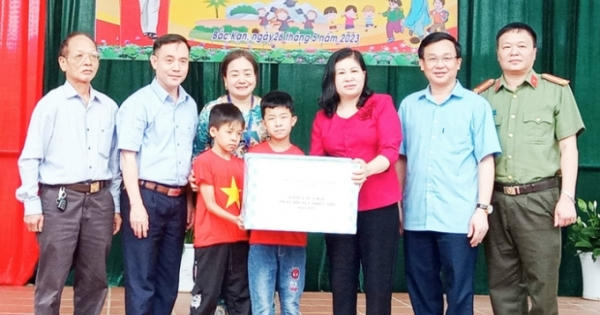 Phó Bí thư Thường trực Tỉnh ủy Bắc Kạn tặng quà nhân ngày Quốc tế thiếu nhi