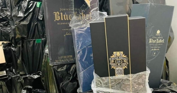 Phát hiện gần 1.300 chai rượu ngoại không rõ nguồn gốc xuất xứ