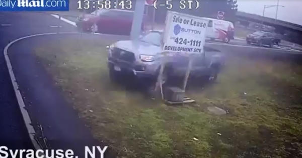 Khoảnh khắc kinh hoàng xe bán tải xé ngang xe buýt New York