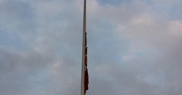 Trang trọng nghi thức treo cờ rủ tại Quảng trường Ba Đình