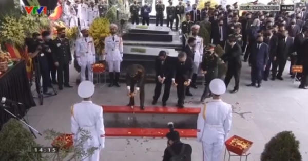 Xúc động lễ an táng Nguyên tổng bí thư Lê Khả Phiêu Xúc động lễ an táng Nguyên tổng bí thư Lê Khả Phiêu