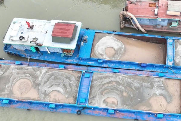 Hà Nội: Liên tiếp phát hiện tàu chở cát không rõ nguồn gốc trên sông Hồng Hà Nội: Liên tiếp phát hiện tàu chở cát không rõ nguồn gốc trên sông Hồng