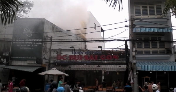 TP HCM: Quán rang xay cà phê cháy dữ dội