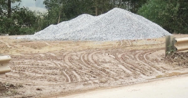 Hà Tĩnh: Ẩn họa từ việc phá rào chắn đường làm bãi tập kết cát