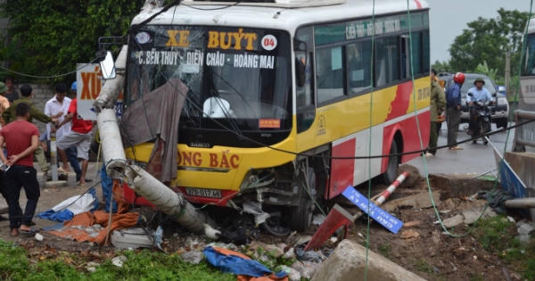 Bị xe buýt tông bay xuống sông, tài xế xe ôm tử vong