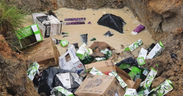 Đưa hàng ngàn chai rượu ngoại không nguồn gốc ra bãi rác tiêu hủy