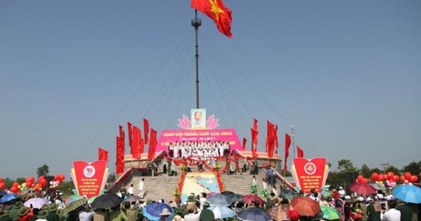 Lá cờ còn, Tổ quốc còn
