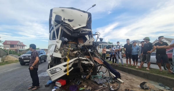 Đầu xe tải bẹp rúm sau cú va chạm kinh hoàng trên quốc lộ 1A