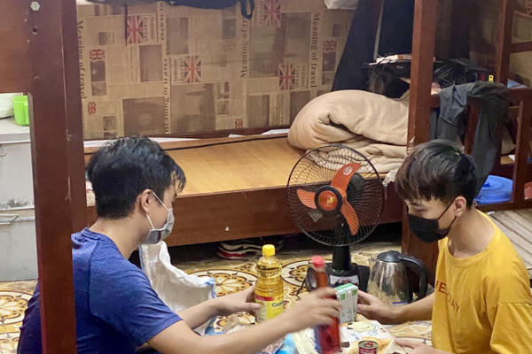 Sinh viên "mắc kẹt" bất ngờ được mua hàng miễn phí với "siêu thị mini 0 đồng" online tại Hà Nội