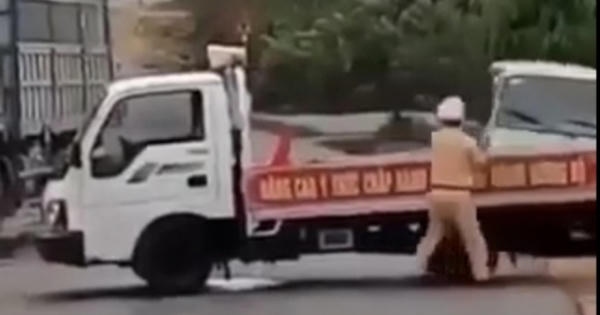 Clip: Bị chốt chặn ô tô tông thẳng vào xe CSGT, hất văng một chiến sỹ vào vệ đường