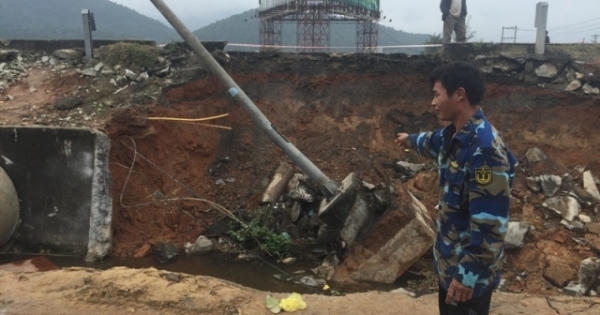 TT Huế: Cột điện đổ sập, một công nhân tử nạn