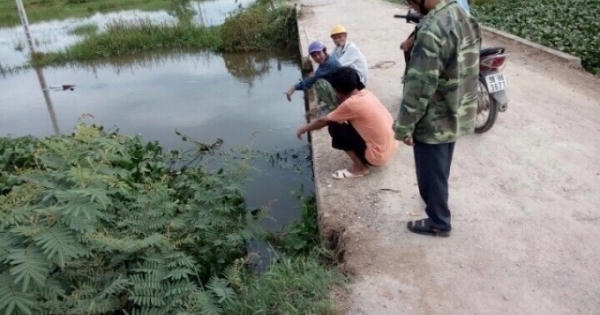 Hà Tĩnh: Hai mẹ con bị té ngã vì cầu không có lan can, mẹ tử vong