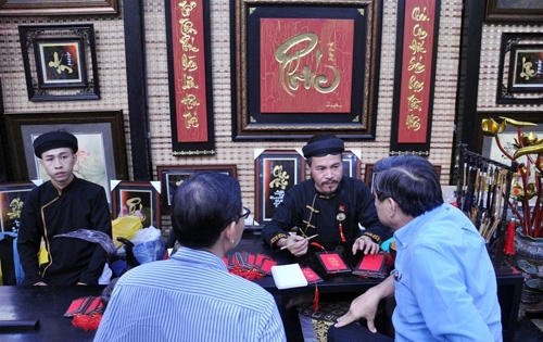 Năm Đinh Dậu xin chữ gì để gặp may mắn?