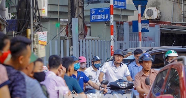 Dân Thủ đô 'kêu trời' vì loạt cao ốc đu bám hai bên tuyến phố chỉ rộng gần 10m Dân Thủ đô 'kêu trời' vì loạt cao ốc đu bám hai bên tuyến phố chỉ rộng gần 10m