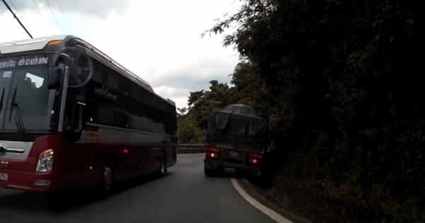 Clip: Xe khách Thành Bưởi vượt ẩu khiến xe tải lao xuống rãnh trên đèo Bảo Lộc