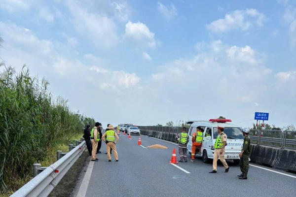 Đồng Tháp: Phát hiện thi thể người nước ngoài trên đường cao tốc Trung Lương - Mỹ Thuận