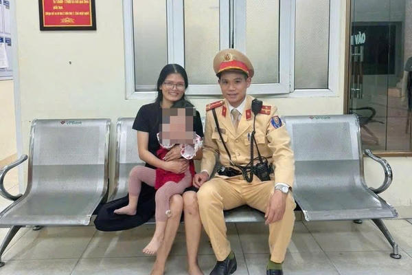 CSGT Hà Nội giúp bé gái 4 tuổi bị lạc đoàn tụ với gia đình