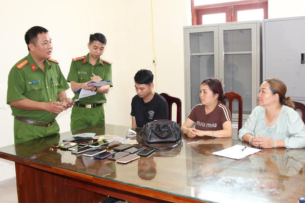 Bắt nhóm trộm cắp tài sản của người dân đi chiêm bái xá lợi Phật ở chùa Tam Chúc Bắt nhóm trộm cắp tài sản của người dân đi chiêm bái xá lợi Phật ở chùa Tam Chúc