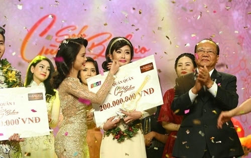 Tân quán quân Solo cùng Bolero 2015 từng rửa bát để nuôi tiếng hát