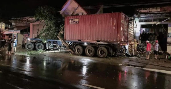 Bình Phước: Sau va chạm, xe container tông vào nhà dân trong đêm
