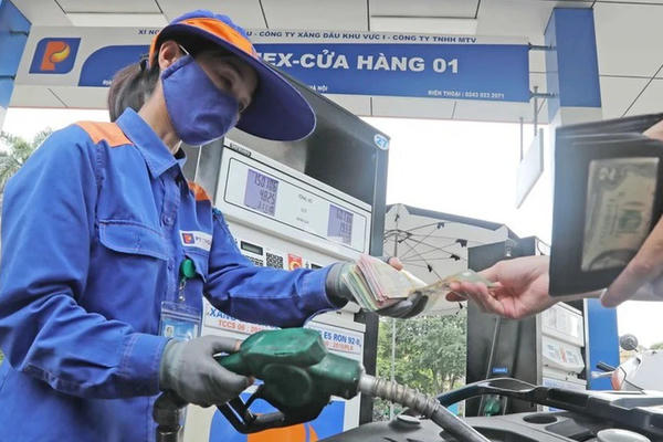 Giá xăng tăng mạnh chạm ngưỡng 24.000 đồng/ lít