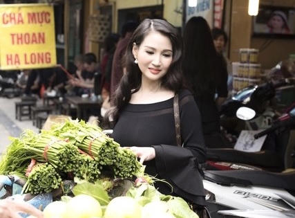 Hoa hậu Sương Đặng vai trần gợi cảm đi chợ mua... mắm tép