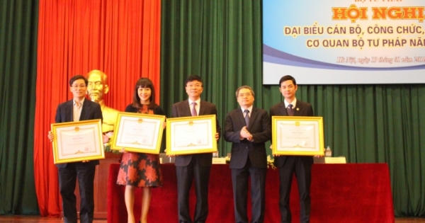 Phát huy tinh thần “Đoàn kết, kỷ cương, trách nhiệm, đổi mới, phát triển” Phát huy tinh thần “Đoàn kết, kỷ cương, trách nhiệm, đổi mới, phát triển”