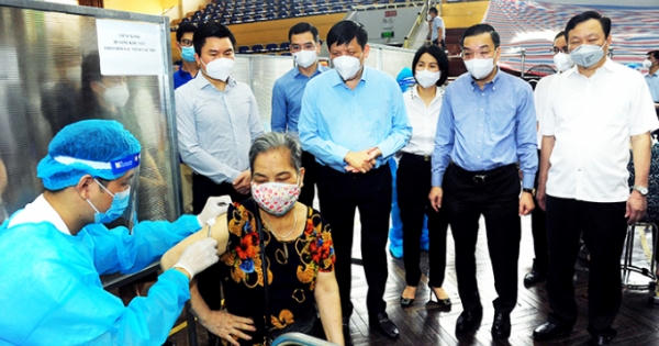 Bộ trưởng Y tế và Chủ tịch Hà Nội thị sát công tác tiêm vắc xin Covid-19