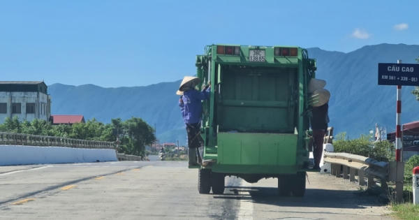 Phát hoảng cảnh 4 nữ công nhân môi trường đu bám sau xe thu gom rác