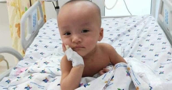 Siêu đáng yêu với hình ảnh hai bé Trúc Nhi và Diệu Nhi chống cằm cười tít mắt