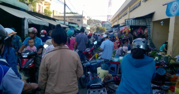 Bình Dương: Chợ và bãi rác cản trở lối đi khu dân cư