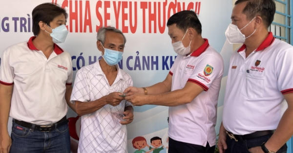 Báo Pháp luật Việt Nam trao quà hỗ trợ nam sinh 15 tuổi bị viêm xương tủy ở Đồng Nai