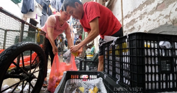 Xăng tăng giá "đe dọa" cuộc sống người lao động nghèo: Không dám về quê thăm con Xăng tăng giá "đe dọa" cuộc sống người lao động nghèo: Không dám về quê thăm con