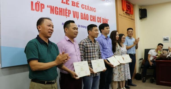 Hoàn thành khóa bồi dưỡng nghiệp vụ phóng viên trẻ Báo Pháp luật Việt Nam Hoàn thành khóa bồi dưỡng nghiệp vụ phóng viên trẻ Báo Pháp luật Việt Nam