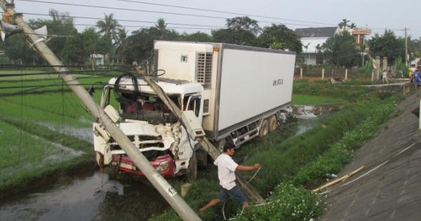 Xe tải tông nhau rơi bánh, gãy đổ trụ điện