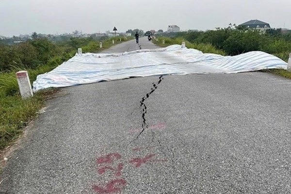 Hà Nội công bố tình huống khẩn cấp nứt mặt đê Ngọc Tảo, huyện Phúc Thọ Hà Nội công bố tình huống khẩn cấp nứt mặt đê Ngọc Tảo, huyện Phúc Thọ
