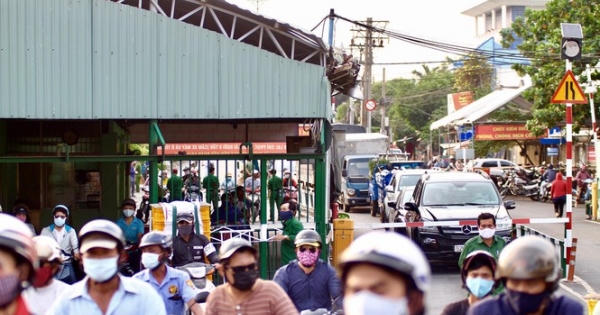 Chen chân qua phà Cát Lái trong ngày 'cách ly toàn xã hội'