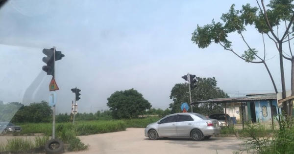 Hà Nội: Cận cảnh sân dạy lái xe 'chui' tại ngõ 464 Âu Cơ Hà Nội: Cận cảnh sân dạy lái xe 'chui' tại ngõ 464 Âu Cơ
