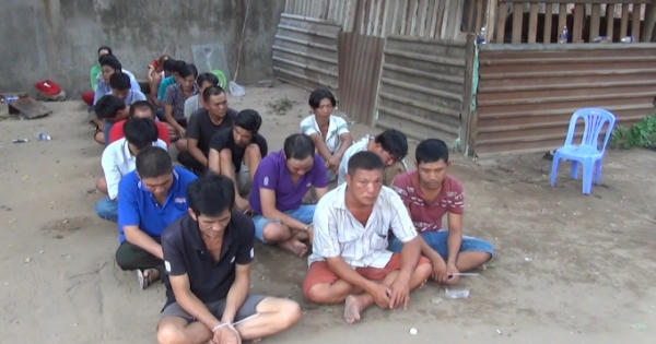 Bình Dương: Bắt quả tang 21 đối tượng đang đánh bạc dưới hình thức lắc tài xỉu