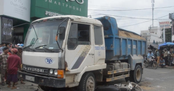 TP HCM: Ô tô cuốn xe máy vào gầm, 1 người tử vong