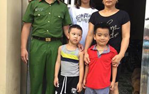 Thanh Hóa: Trung úy Công an cứu sống cháu nhỏ chìm trong lũ dữ