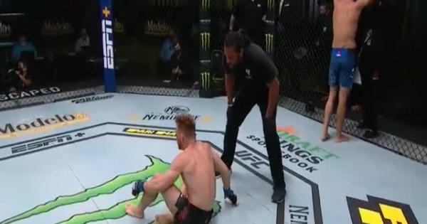 [Clip]: Pha ra đòn cực "độc" khiến đối thủ gục ngã