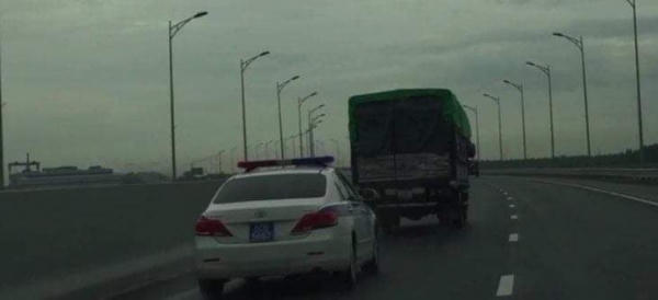 Quảng Ninh: Xe ưu tiên liên tục hú còi, tài xế quyết không nhường đường