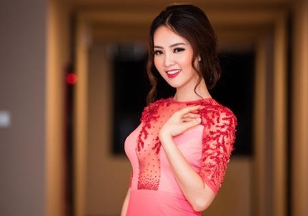 Thuỵ Vân hở khéo vòng 1 đầy đặn với váy xuyên thấu