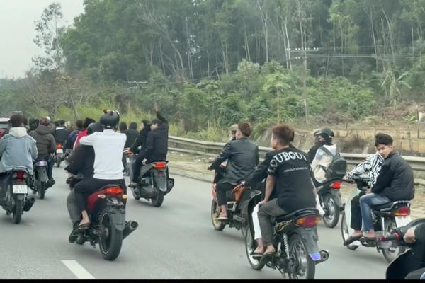 Thanh Hóa: Hàng chục thanh niên đi mô tô tháo biển, đầu trần trên đường quốc lộ