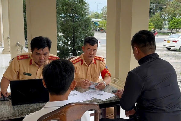 Tây Ninh: Tưởng camera phạt nguội không xử lý, 2 người đàn ông “vô tư” đi xe máy không đội mũ bảo hiểm